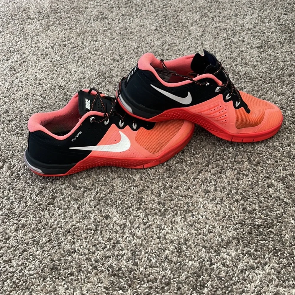 Womens Nike shoes - Picture 3 of 5